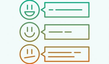 Drie smileys met tekstbubbeltjes die van blij naar ontevreden gaan