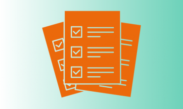 Gestileerde tekening van oranje formulieren met vinkjes op een groene achtergrond met wit verloop.