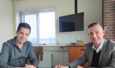 Jurgen en Joop tekenen contract