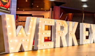 Het woord 'Werk' in grote letterblokken.