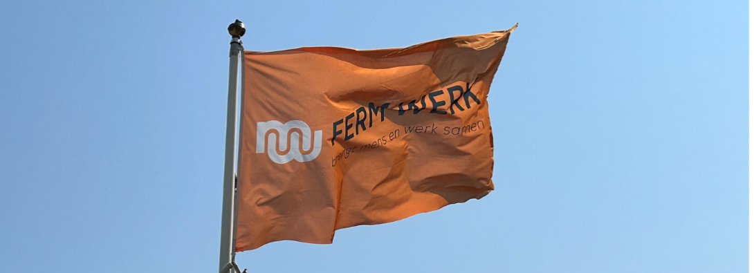 Oranje Ferm Werk vlag wapperend in de wind
